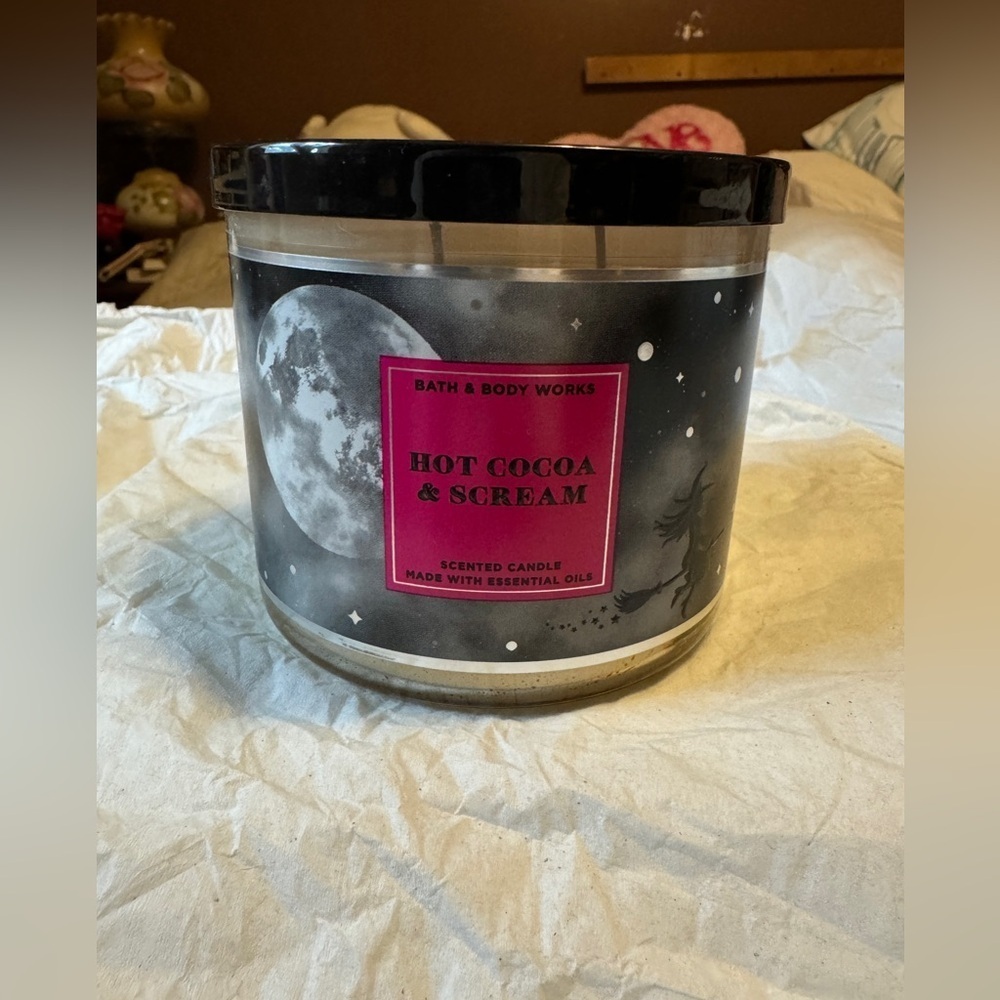 Bath & Body Works Hot Cocoa & Scream 3 Wick Candle (2020)